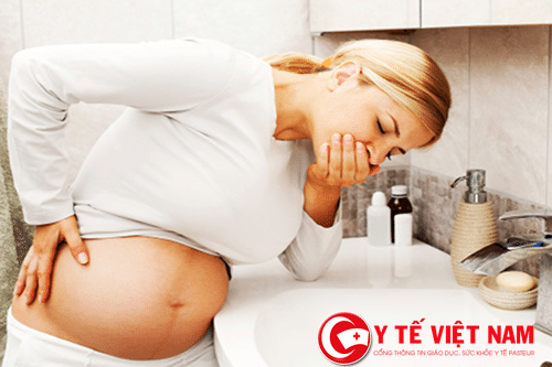 Khi có dấu hiệu bất thường trong thai kỳ, mẹ bầu nên đi khám ngay