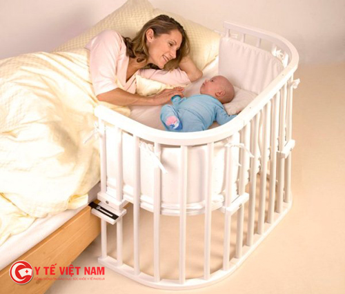 Kê giường của bé gần giường với bố mẹ để dễ dàng chăm sóc bé