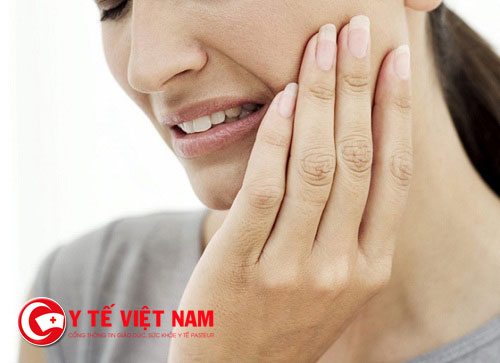 Những cơn đau thường xuyên xuất hiện là nguyên nhân gây nên bệnh viêm tủy răng