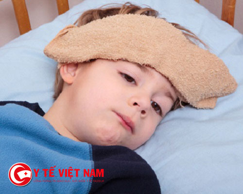 Chườm khăn ấm lên tai giúp trẻ giảm mũi hiệu quả