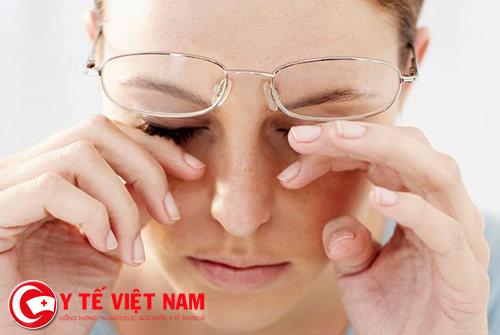 Bệnh đau mắt hột không nên uống nhiều thuốc kháng sinh.
