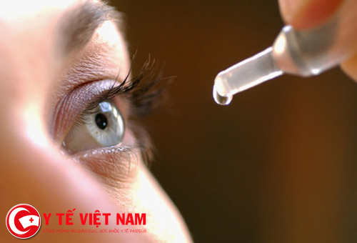 Nhỏ thuốc mắt phòng bệnh đau mắt hột.