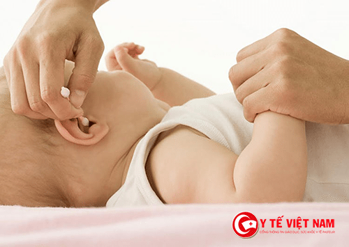 Viêm tai giữa khiến cho phần tai của trẻ bị sưng