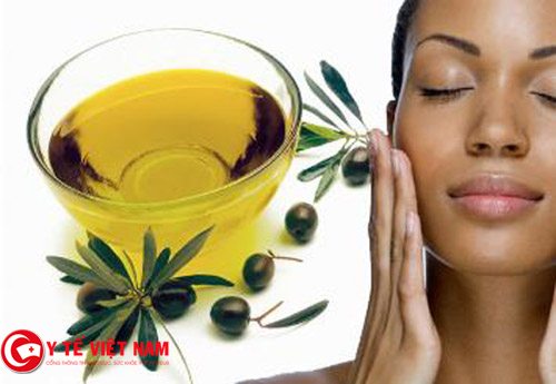Dưỡng da bằng dầu olive giúp bạn căng da mặt hiệu quả
