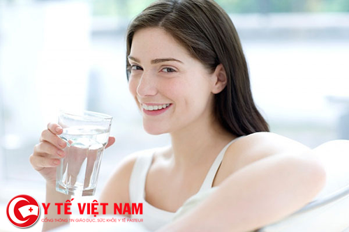 Người bệnh sỏi tiết niệu nên uống nhiều nước.