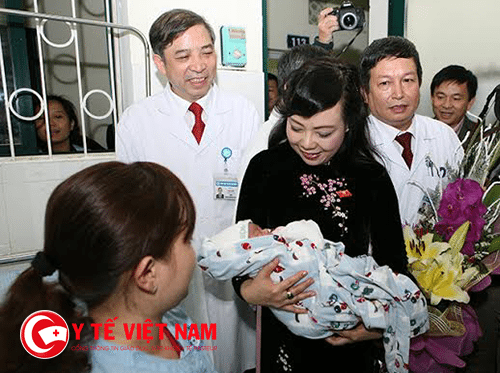 Bộ trưởng Bộ Y tế thăm em bé chào đời bằng phương pháp mang thai hộ.