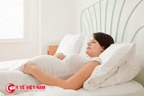 Mẹ bầu sau khi ăn no không nên nằm nghỉ ngay sẽ gây ảnh hưởng đến hệ tiêu hóa