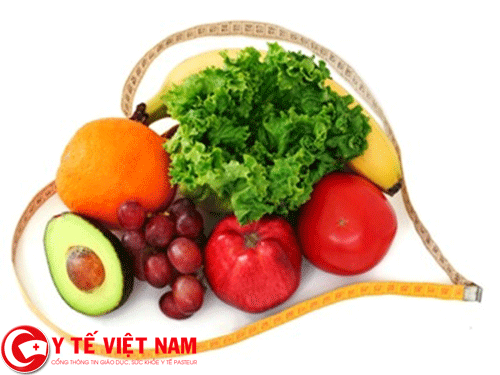 Người bị bệnh gút nên tăng cường ăn rau xanh và trái cây