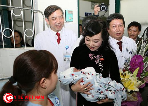 Bộ trưởng Bộ Y tế Nguyễn Thị Kim Tiến thăm em bé đầu tiên chào đời nhờ phương pháp mang thai hộ tại BV Phụ Sản TƯ