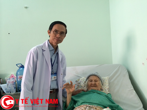 Phẫu thuật thay khớp háng thành công cho cụ bà đã 102 tuổi tại bệnh viện 115