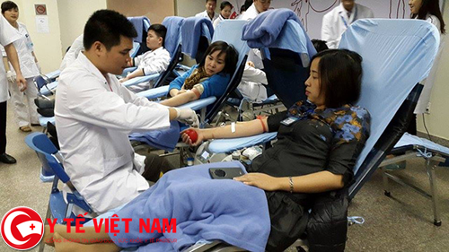 800 bác sĩ hiến máu trong ngày hội hiến máu