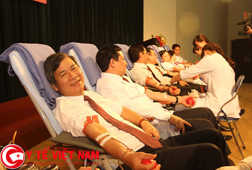 800 bác sĩ hiến máu trong ngày hội hiến máu chào Xuân hồng