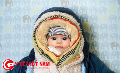 Ủ trẻ quá kỹ chính là một trong những nguyên nhân gây viêm phổi ở trẻ Ủ trẻ quá kỹ chính là một trong những nguyên nhân gây viêm phổi ở trẻ
