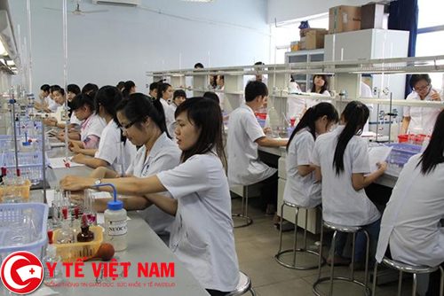 Sinh viên trường Đại học Dược Hà Nội trong giờ học thực hành Sinh viên trường Đại học Dược Hà Nội trong giờ học thực hành