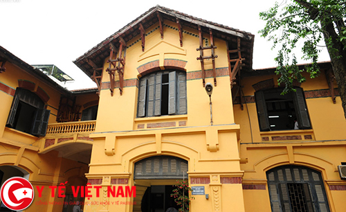 Do xây dựng từ thời Pháp nên trường còn giữ được nhiều nét cổ kính theo kiến trúc Pháp cổ Do xây dựng từ thời Pháp nên trường còn giữ được nhiều nét cổ kính theo kiến trúc Pháp cổ