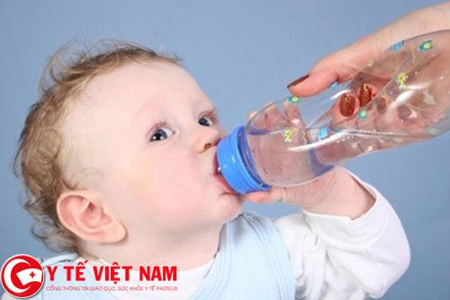 Khi trẻ bị tiêu chảy mẹ nên bổ sung nước cho con