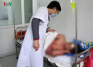 Một bệnh nhân bị dị ứng khi uống thuốc đông y điều trị tại BV Bạch Mai.