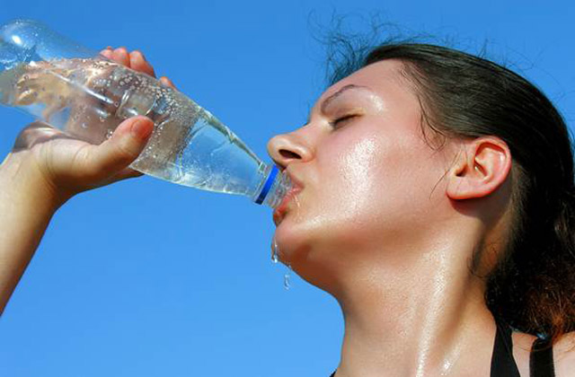 Uống nhiều nước có tác dụng làm giảm nguy cơ bị say nắng , say nóng