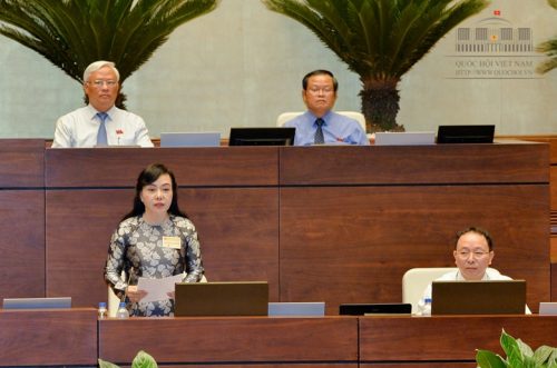 Bộ trưởng Bộ Y tế Nguyễn Thị Kim Tiến trả lời chất vấn các ĐBQH.
