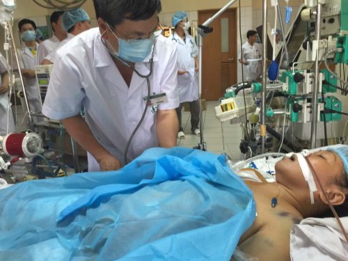 GS Nguyễn Gia Bình khám cho bệnh nhân