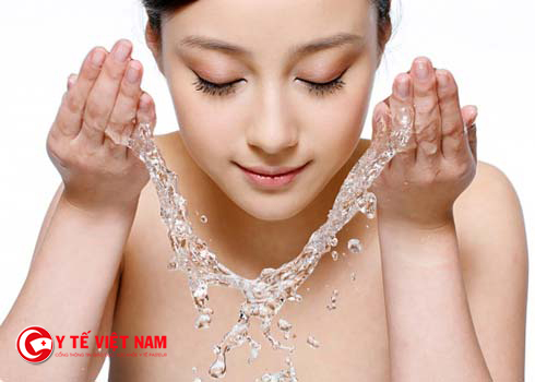 Rửa mặt với nước lạnh giúp làm căng da mặt tự nhiên