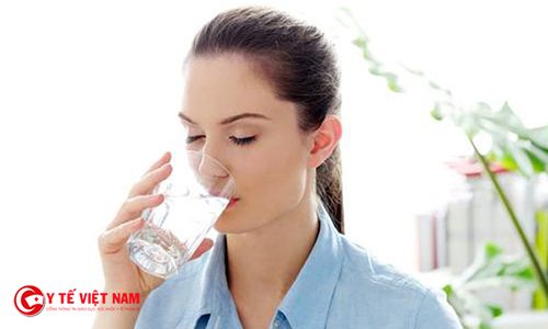 Uống đủ nước giúp làn da căng mịn tự nhiên