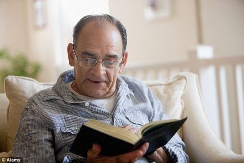 Người già nên đọc sách để ngăn ngừa bệnh teo não