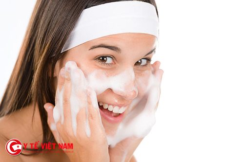 Sử dụng sữa rửa mặt dịu nhẹ để trẻ hóa da mặt tự nhiên