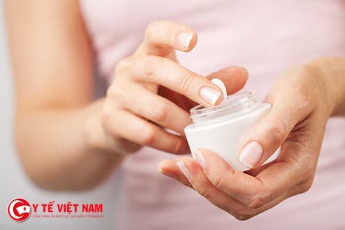 Sử dụng kem dưỡng ẩm quá đặc là nguyên nhân gây mun cho làn da