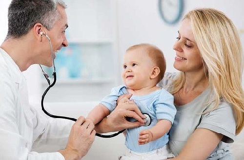 Bác sĩ tư vấn nhận biết sớm các dấu hiệu trẻ bị viêm phổi lúc giao mùa