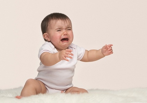 Cha mẹ cần lưu ý khi thấy trẻ quấy khóc, đau bụng