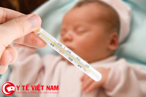 Trẻ bị sốt cao 39-40 độ C sau khi tiêm Vaccine 6 trong 1 