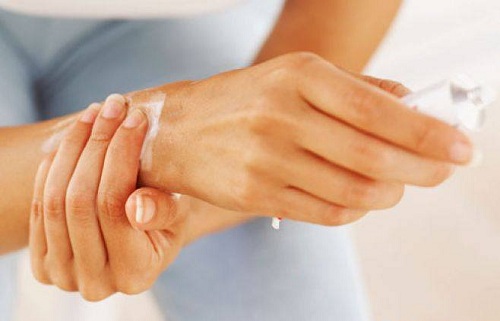 Nguyên nhân và cách điều trị đau co rút bàn tay