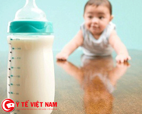 Ngày càng nhiều gia đình dùng sức công thức thay vì sữa mẹ