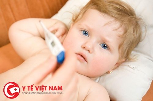 Khi trẻ sốt, bố mẹ cần dùng viên đạn hạ sốt đúng cách