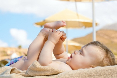 Tắm nắng cho trẻ sơ sinh như thế nào là đúng?