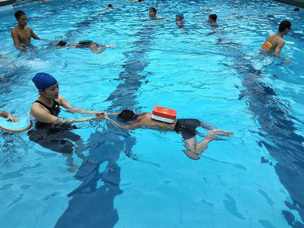 Cha mẹ nên dạy cho trẻ tập bơi để phòng tránh đuối nước