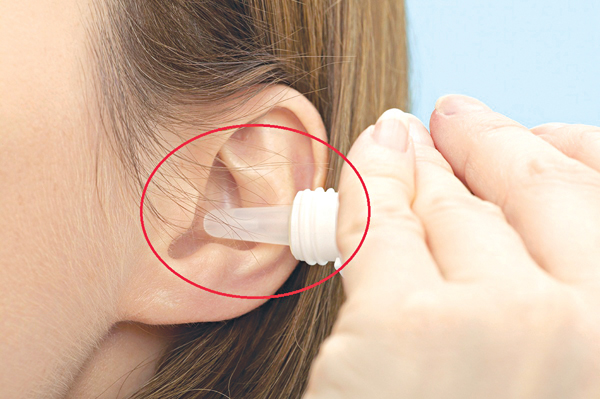 Dược sĩ hướng dẫn sử dụng thuốc nhỏ tai đúng cách