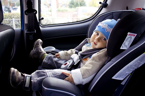 Làm thế nào để tránh trẻ bị ngạt khí khi ở trong xe ô tô?