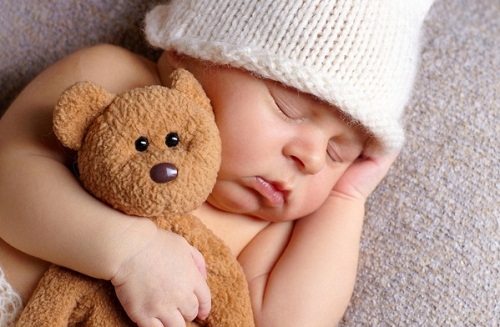 Cho bé ôm gấu bông khi ngủ sẽ giúp bé giảm mút tay trong vô thức