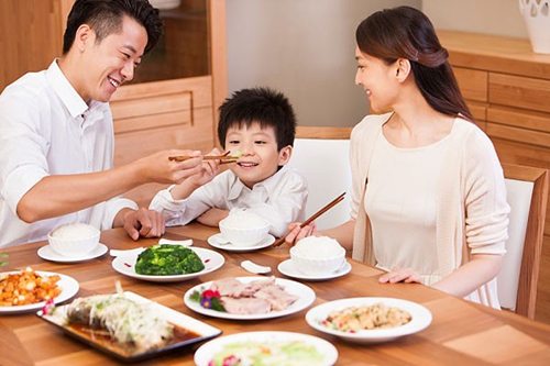 Tập trung ăn vào bữa tối không tốt cho sự phát triển của trẻ