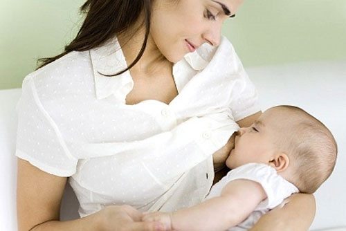 Cho trẻ bú sữa mẹ hoàn toàn trong 6 tháng đầu