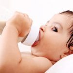 Không nên cho trẻ uống sữa công thức dưới 6 tháng tuổi