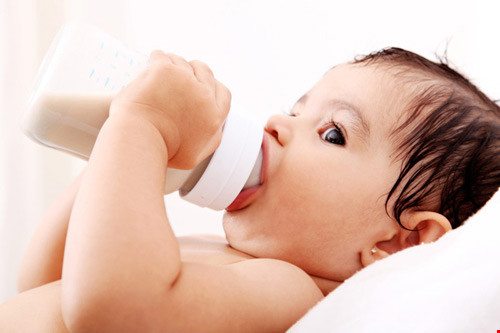 Không nên cho trẻ uống sữa công thức dưới 6 tháng tuổi