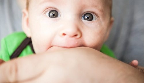 Dấu hiệu nhận biết trẻ mọc răng sớm mà mẹ chưa biết?