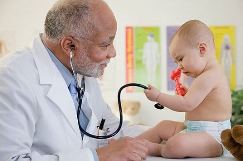 Cần kiểm tra sức khỏe cho bé trước khi cho bé tiêm chủng