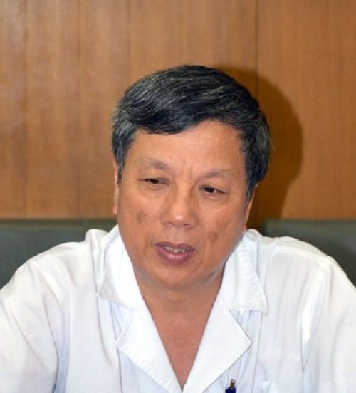 Bác sỹ Nguyễn Gia Bình với kĩ thuật lọc máu. 