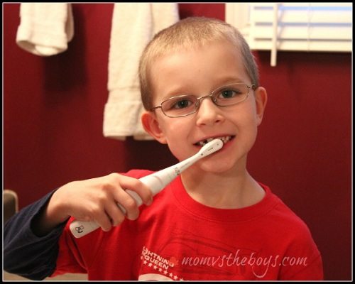 Mẹ hãy luôn nhẹ nhang nhắc nhỏ con đánh răng thay vì áp đặt!