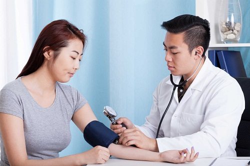 Bị cao huyết áp người bệnh nên thường xuyên đi kiểm tra sức khỏe