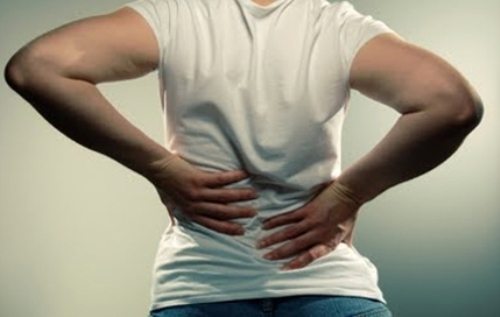 Đau thắt lưng là một triệu chứng của người thoái hoá khớp
